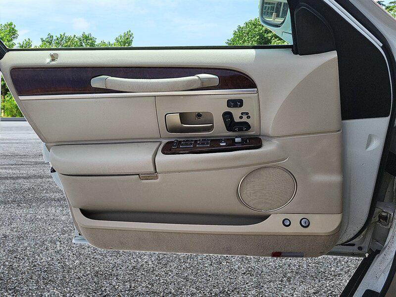 used 2006 Lincoln Town Car car, priced at $5,995