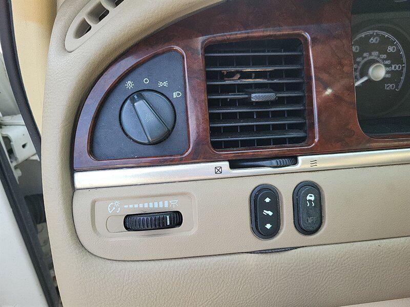 used 2006 Lincoln Town Car car, priced at $5,995