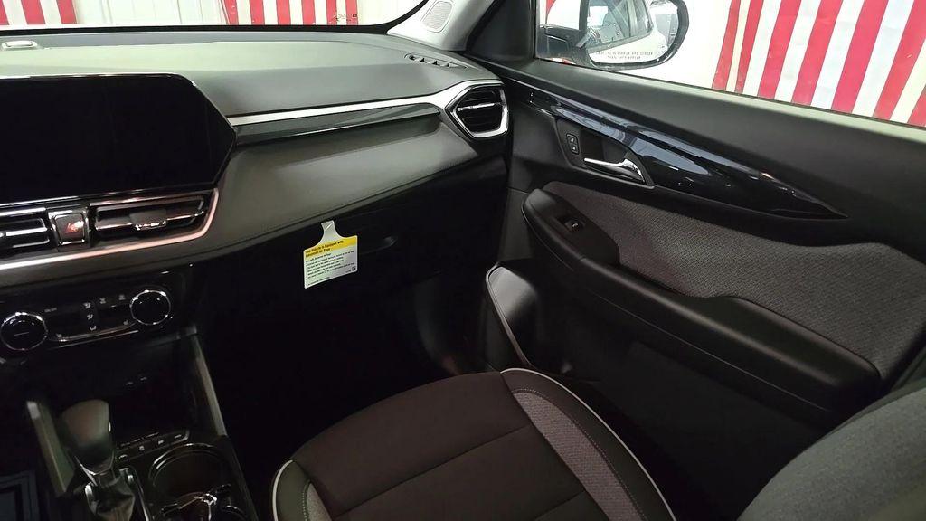 new 2025 Chevrolet TrailBlazer car, priced at $26,680