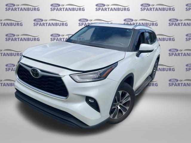 used 2021 Toyota Highlander car, priced at $33,398