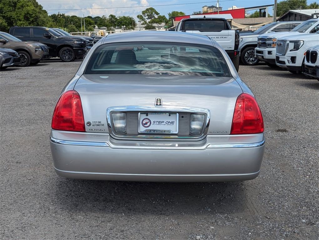 used 2010 Lincoln Town Car car, priced at $9,747