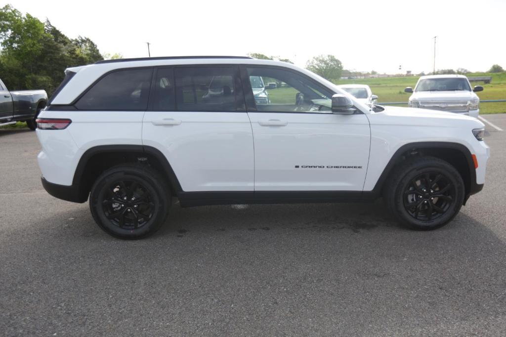 new 2024 Jeep Grand Cherokee car, priced at $43,999