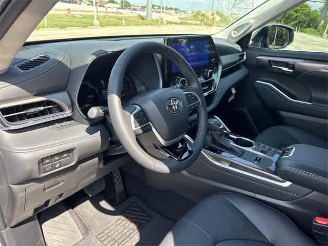 new 2025 Toyota Highlander Hybrid car, priced at $56,236