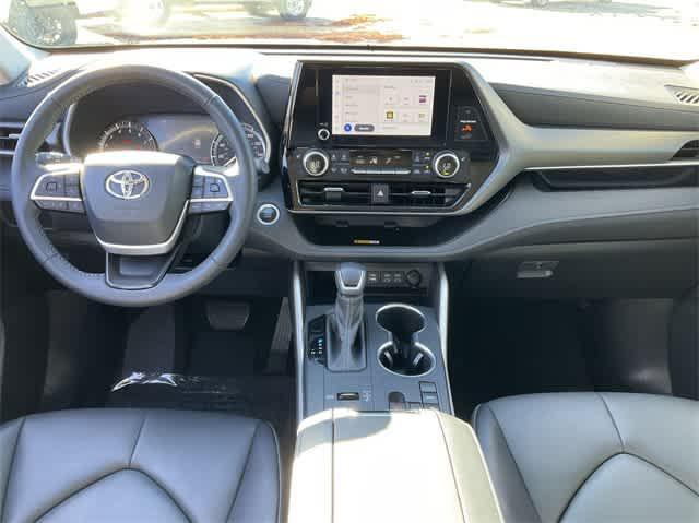 used 2024 Toyota Highlander car, priced at $39,992