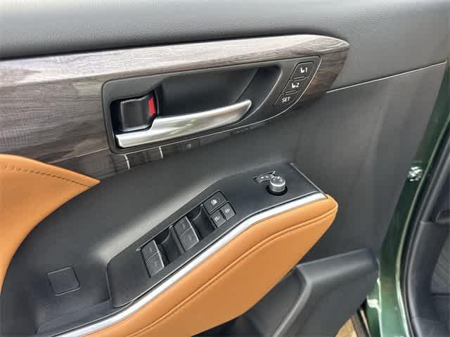 new 2025 Toyota Highlander car, priced at $54,672