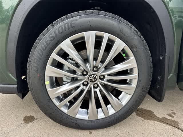 new 2025 Toyota Highlander car, priced at $54,672
