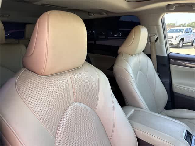 used 2022 Toyota Highlander car, priced at $35,106