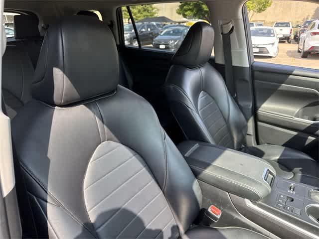 used 2023 Toyota Highlander car, priced at $32,894