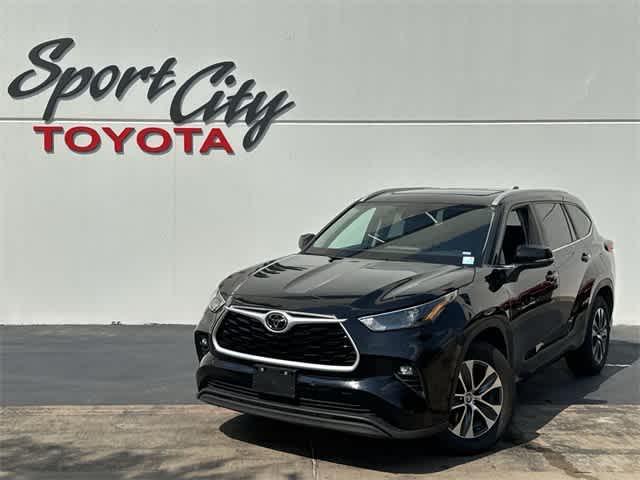 used 2023 Toyota Highlander car, priced at $32,894