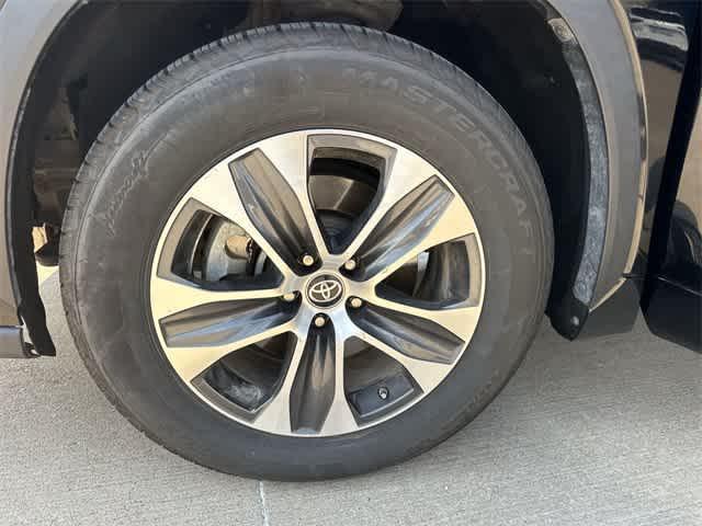 used 2023 Toyota Highlander car, priced at $32,894