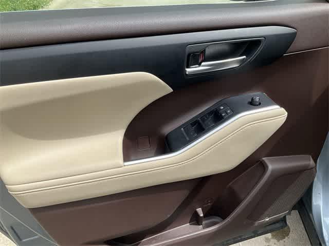used 2020 Toyota Highlander car, priced at $28,456