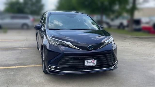 used 2022 Toyota Sienna car, priced at $30,252