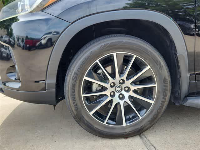 used 2017 Toyota Highlander car, priced at $22,264