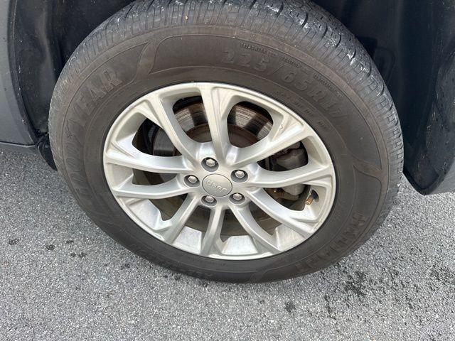 used 2019 Jeep Cherokee car, priced at $13,998