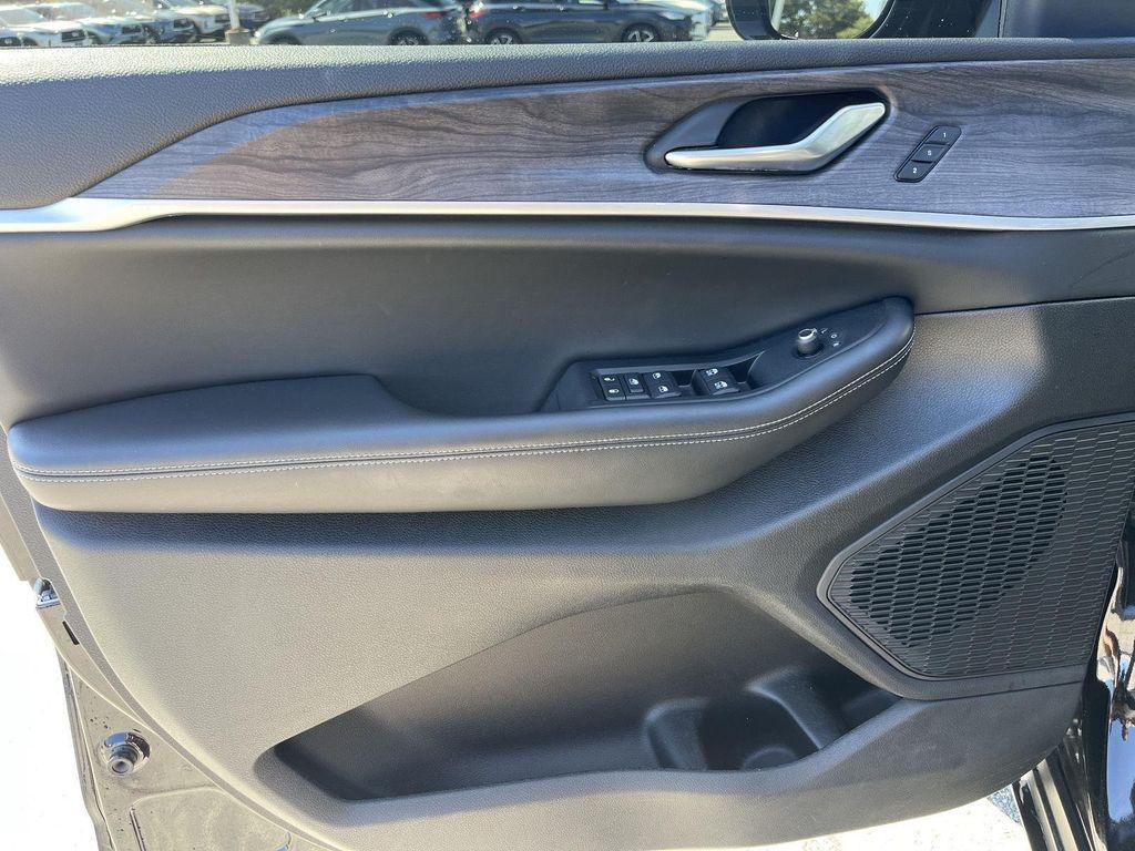 used 2023 Jeep Grand Cherokee car, priced at $27,990