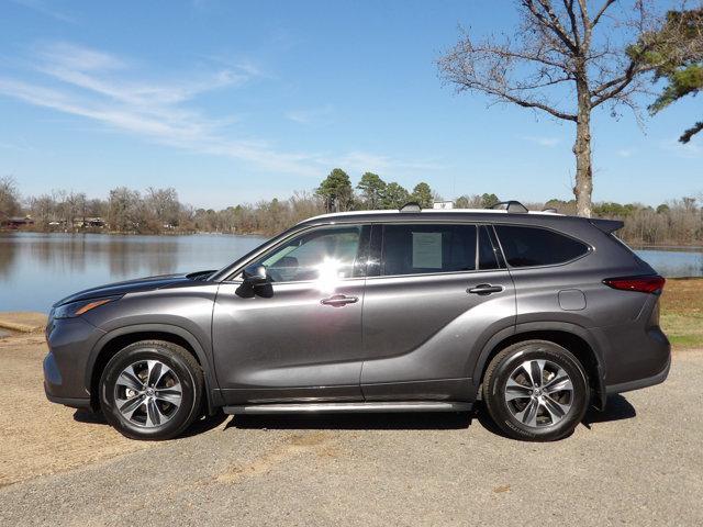 used 2022 Toyota Highlander Hybrid car, priced at $34,999