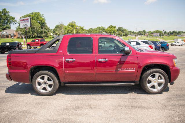used 2007 Chevrolet Avalanche car, priced at $15,060