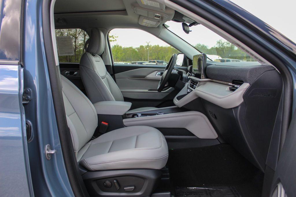 new 2025 Ford Explorer car, priced at $44,976