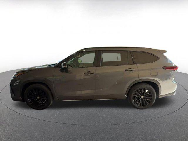 used 2024 Toyota Highlander car, priced at $42,009