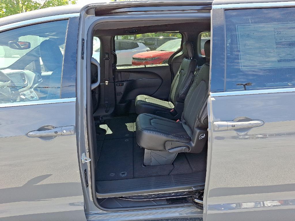 new 2025 Chrysler Pacifica car, priced at $43,970