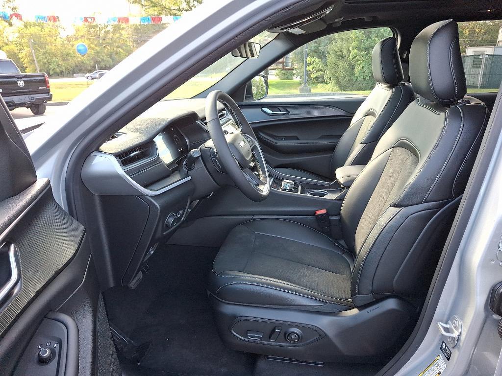 new 2025 Jeep Grand Cherokee car, priced at $46,730