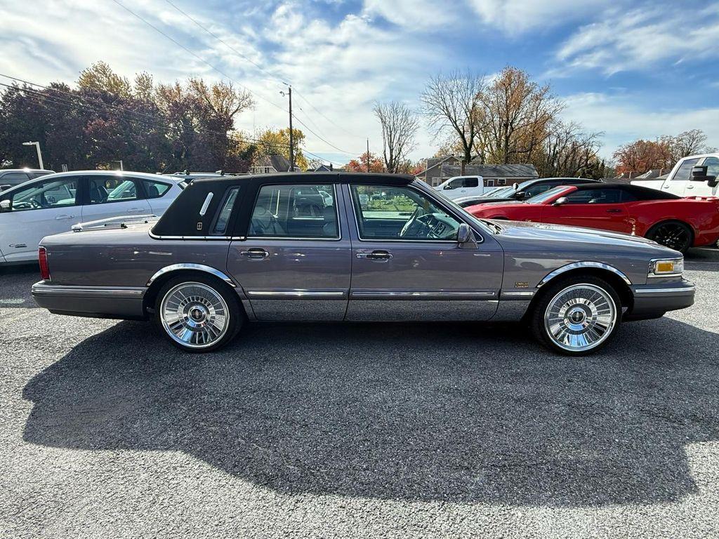used 1995 Lincoln Town Car car, priced at $21,980