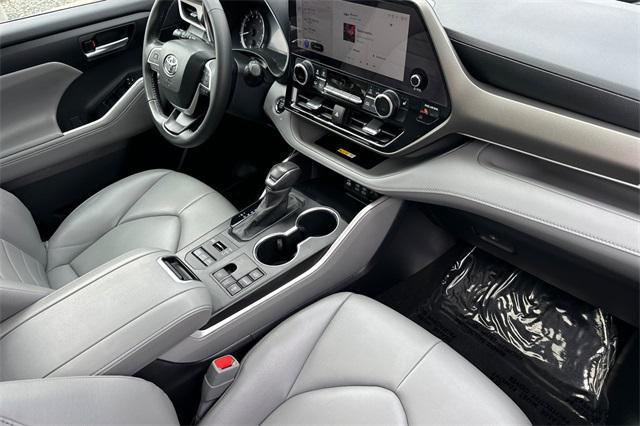 used 2023 Toyota Highlander car, priced at $40,961
