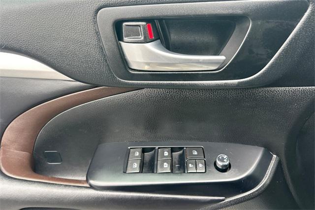 used 2018 Toyota Highlander car, priced at $27,481
