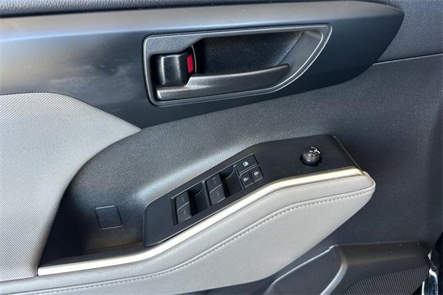 used 2020 Toyota Highlander car, priced at $25,562