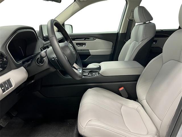 new 2025 Honda Pilot car, priced at $45,595