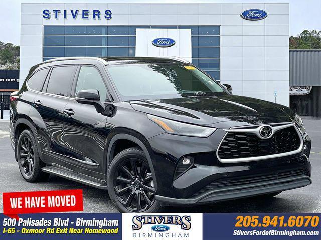 used 2022 Toyota Highlander car, priced at $34,999