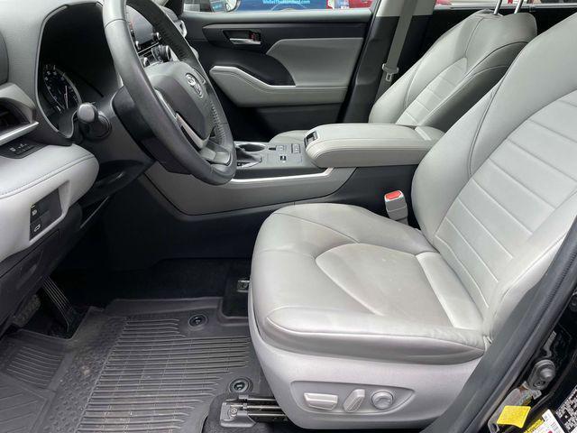 used 2022 Toyota Highlander car, priced at $34,999