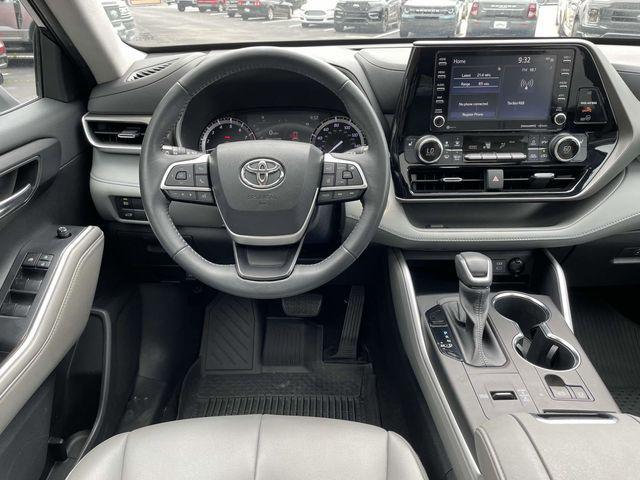 used 2022 Toyota Highlander car, priced at $34,999