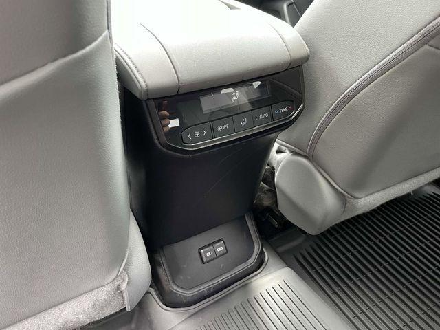used 2022 Toyota Highlander car, priced at $34,999