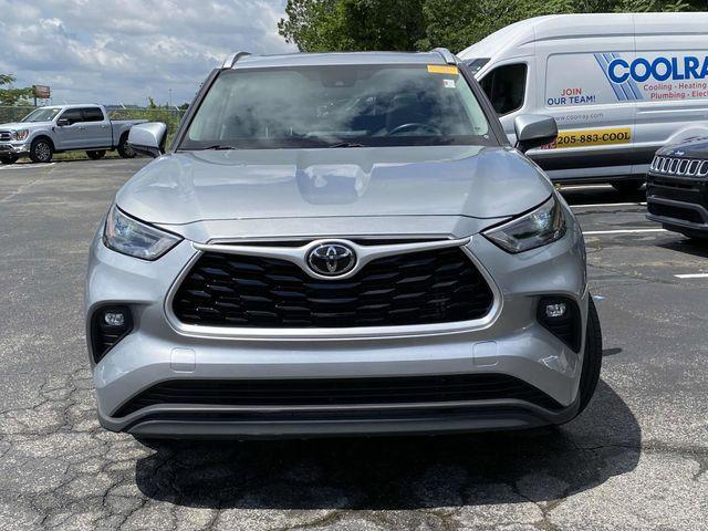 used 2022 Toyota Highlander car, priced at $31,999