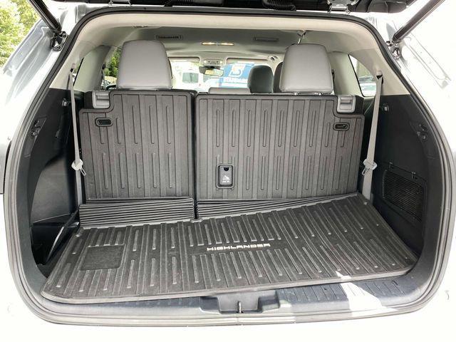 used 2022 Toyota Highlander car, priced at $31,999