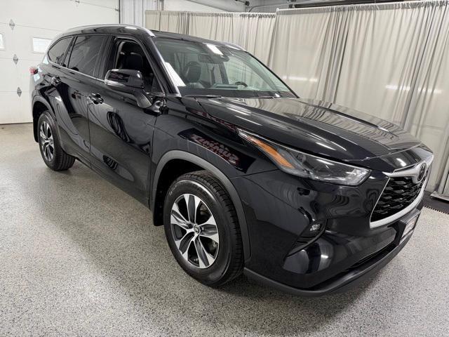 used 2022 Toyota Highlander car, priced at $33,648
