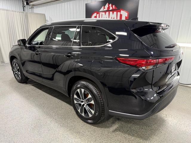 used 2022 Toyota Highlander car, priced at $33,648