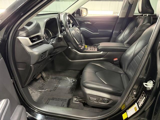 used 2022 Toyota Highlander car, priced at $33,648