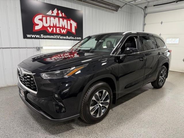 used 2022 Toyota Highlander car, priced at $33,648