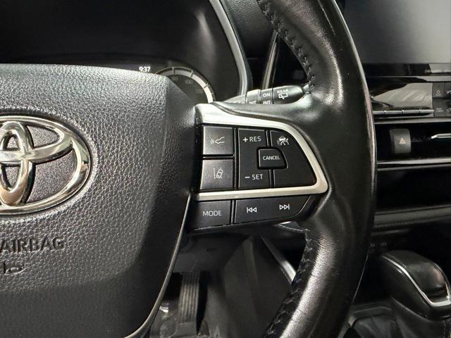 used 2022 Toyota Highlander car, priced at $33,648