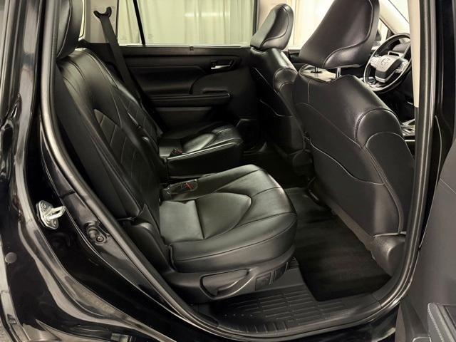used 2022 Toyota Highlander car, priced at $33,648