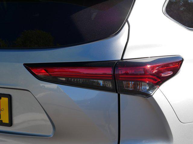 used 2021 Toyota Highlander car, priced at $27,500