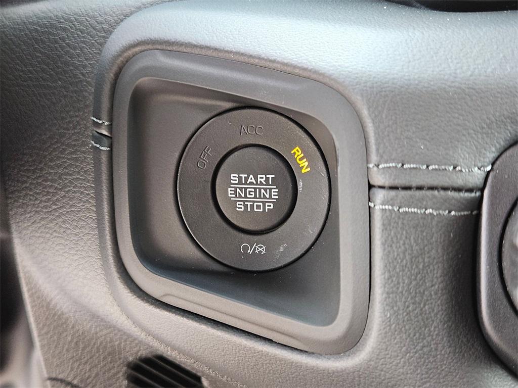 new 2025 Jeep Gladiator car, priced at $48,077