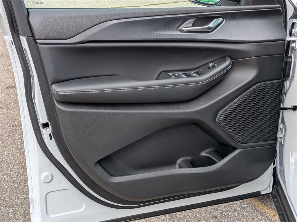 new 2025 Jeep Grand Cherokee car, priced at $40,881