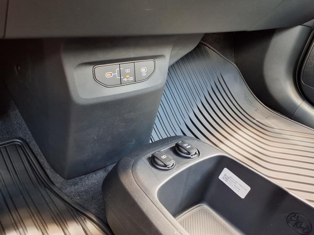 new 2025 Kia EV6 car, priced at $46,475