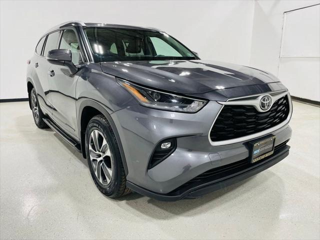 used 2022 Toyota Highlander car, priced at $33,498