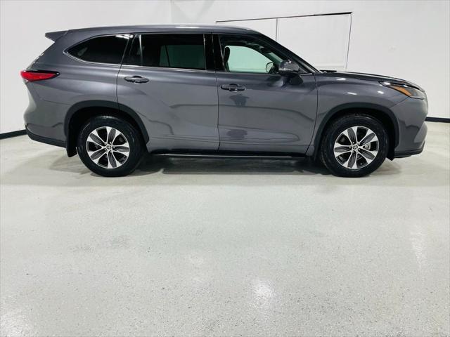 used 2022 Toyota Highlander car, priced at $33,498