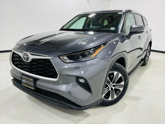 used 2022 Toyota Highlander car, priced at $33,498