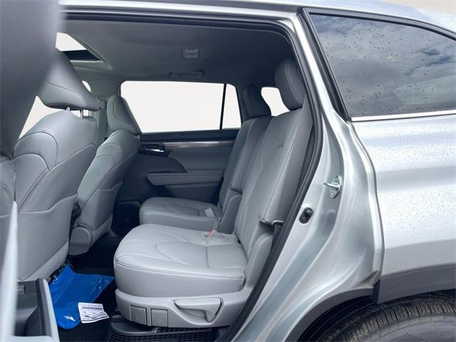 new 2025 Toyota Highlander Hybrid car, priced at $56,051